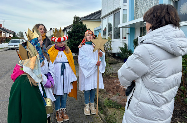 Vier Mädchen, als Könige verkleidet tragen etwas vor