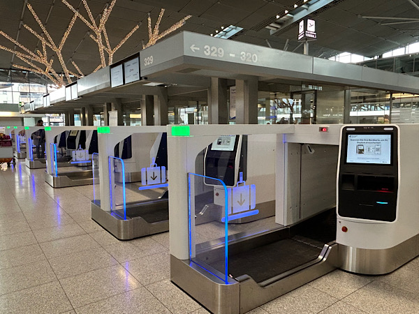 Am Flughafen: Selbstbedienungs-Stationen für das Gepäck