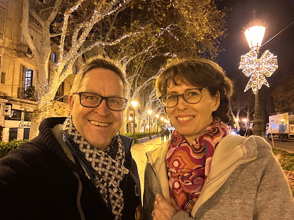 Mann (Martin) und Frau (Manu) vor einem weihnachtlichen Lichtermeer in Palma de Mallorca