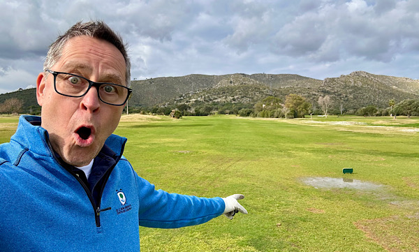Mann mit Brille (Martin) auf dem Golfplatz neben einer größeren Wasseransammlung