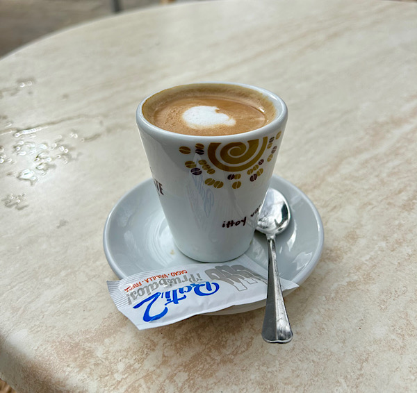 Einkleines Tässchen mit Kaffee und Milchschaum