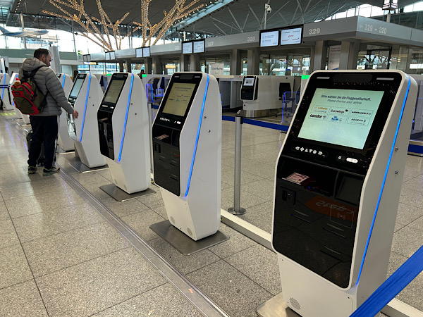 Selbstbedienungsterminals am Stuttgarter Flughafen, um das Gepäck aufzugeben